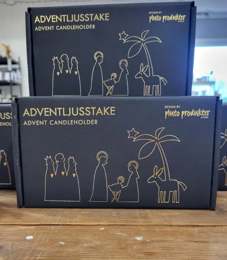 Adventsstage, julekrybbe i sort metal, kronelys