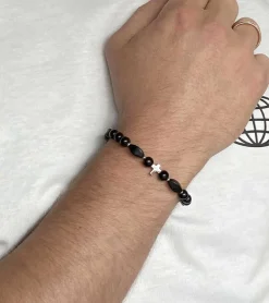 By Gabay, Armbånd med sølvkors, glas- og træperler