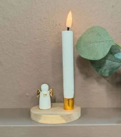 Engel med guldvinger og stage til juletræslys