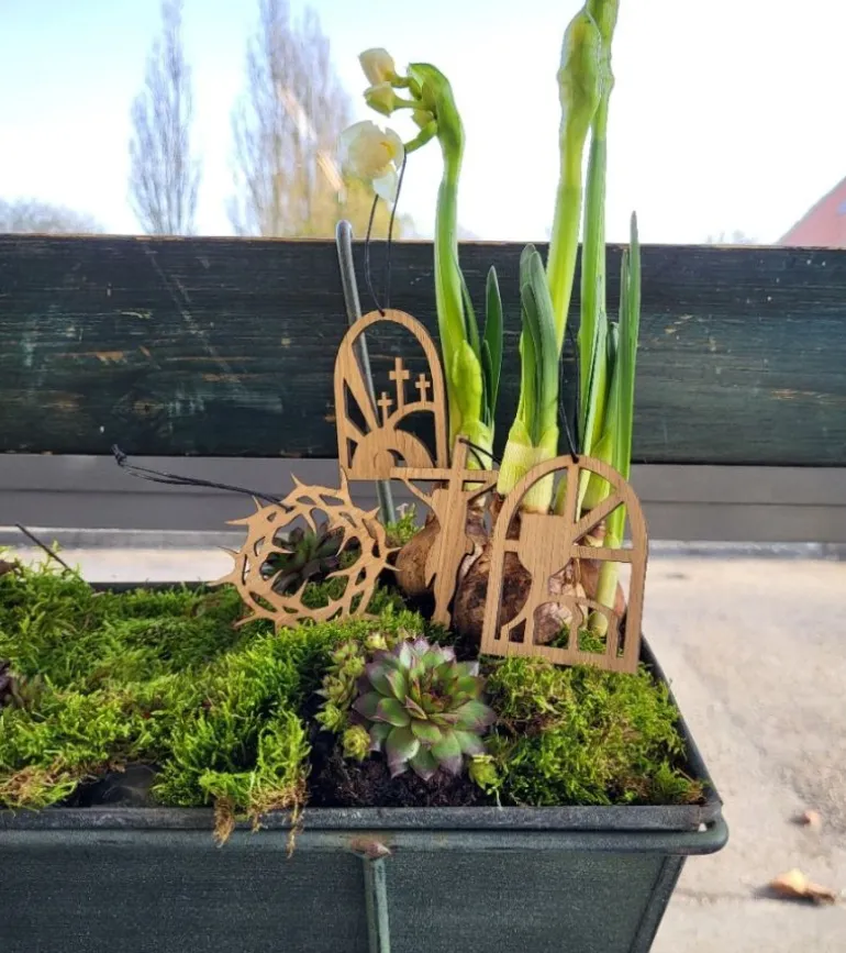 Fredsdue Påskeophæng, Eg