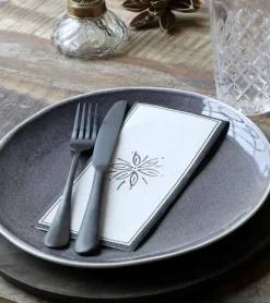 Grå serviet med blomst