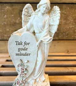 Gravpynt, Engel stående ved hjerte