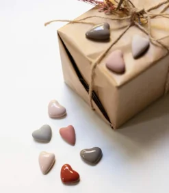 Hjerte i stentøj, Ass. farver