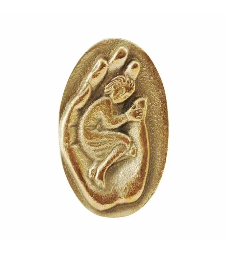 I Guds hånd: Bronze-amulet