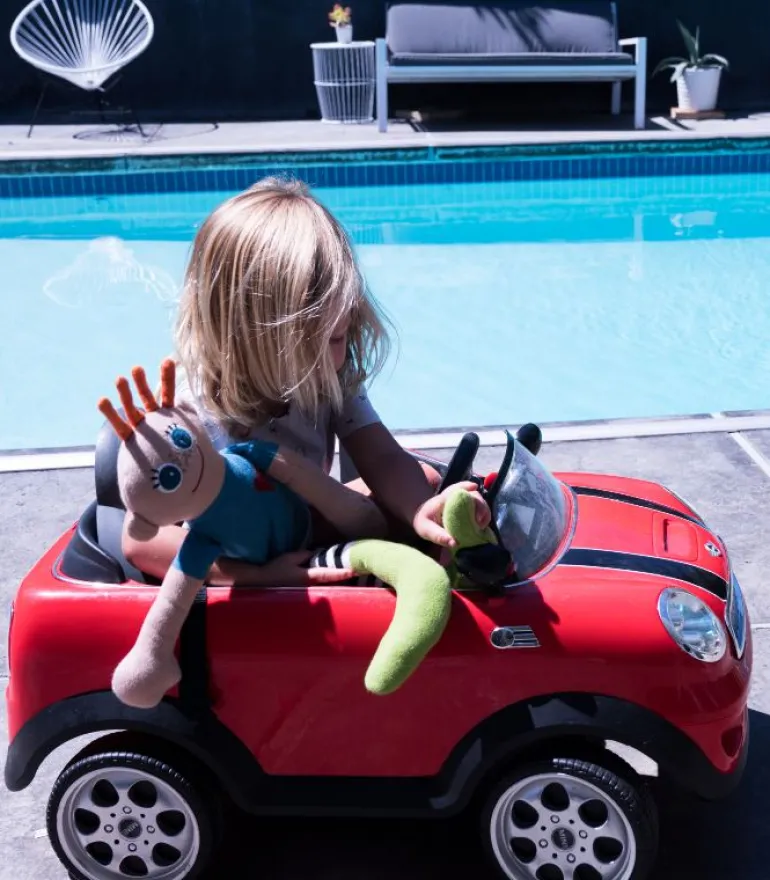 KAI dukke, blå, 60 cm