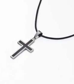 Kors i sølv og carbon med lædersnor