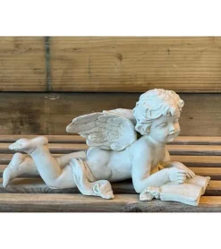 Liggende engel med bog, antik hvid