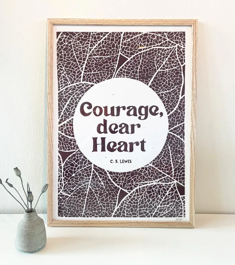 Linoleumstryk: Courage, dear Heart C.S. Lewis, A3 Plakat, Brun