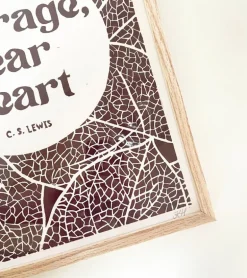 Linoleumstryk: Courage, dear Heart C.S. Lewis, A3 Plakat, Brun