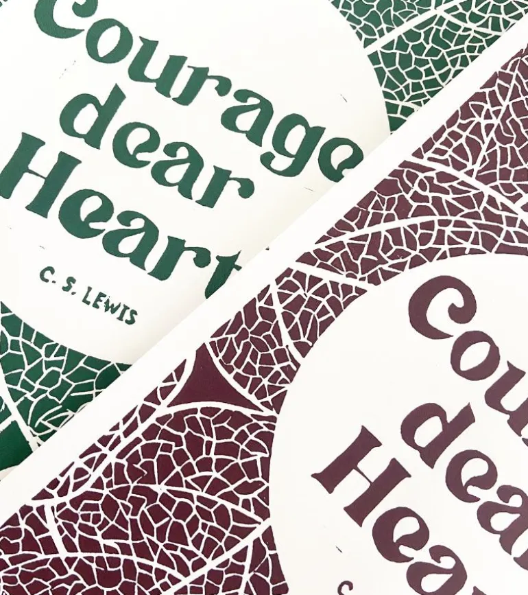 Linoleumstryk: Courage, dear Heart C.S. Lewis, A3 Plakat, Brun