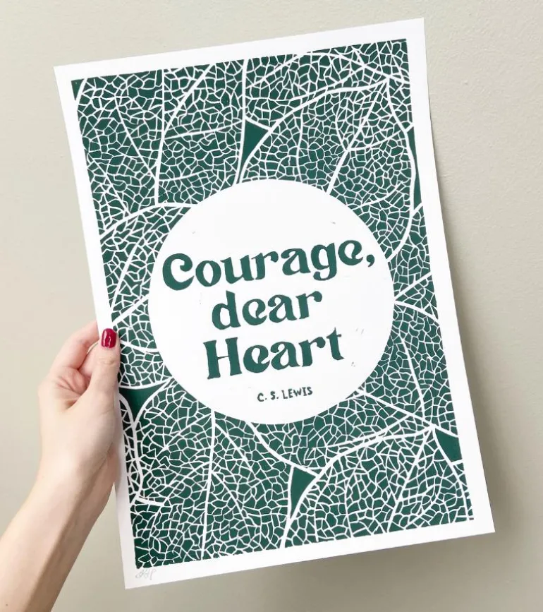 Linoleumstryk: Courage, dear Heart C.S. Lewis, A3 Plakat, Grøn