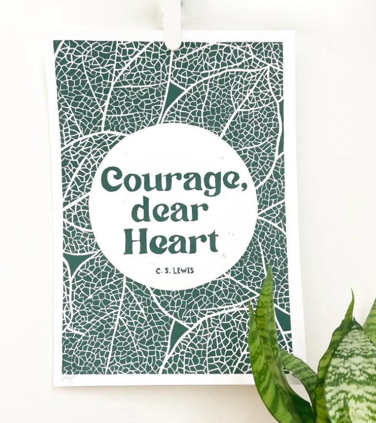 Linoleumstryk: Courage, dear Heart C.S. Lewis, A3 Plakat, Grøn