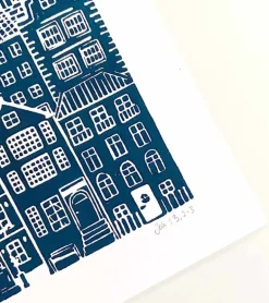 Linoleumstryk: I min faders hus er der mange boliger, A3 Plakat, Mørkeblå