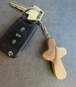 Nøglering med Kors i Oliventræ