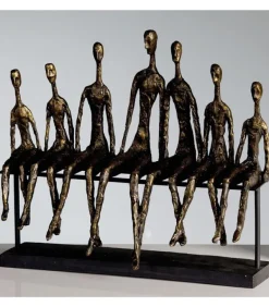 Skulptur: Familie med 5 børn på bænk