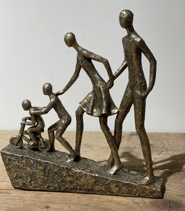 Skulptur Familie med to børn på bakke