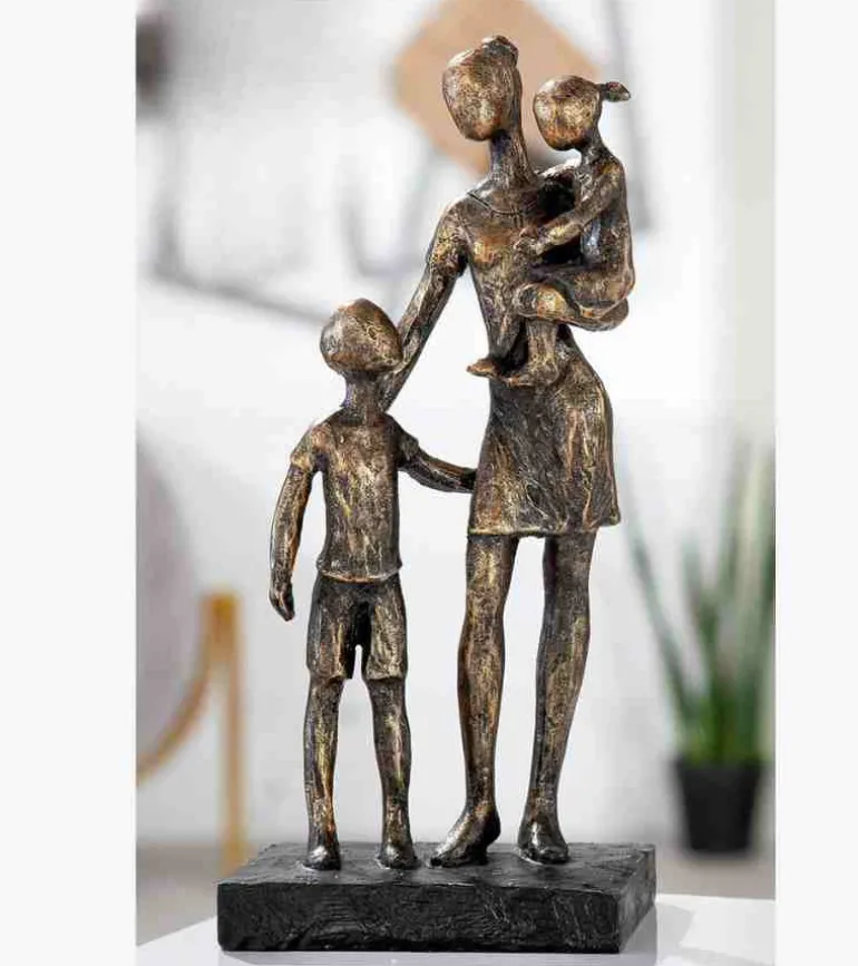 Skulptur: Mor med søn og datter, 26 cm